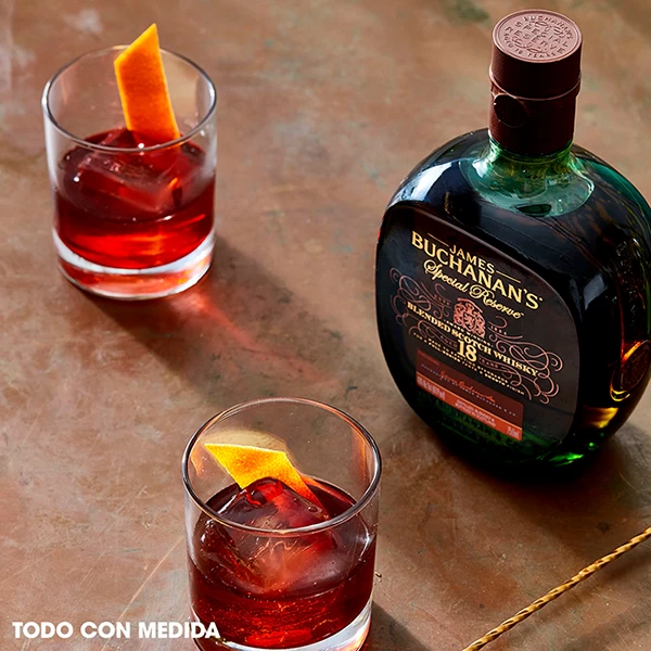 Whisky Buchanans 18 Años 750 ml. + Kit de Asador 3 Whisky Buchanans 18 Años 750 ml.