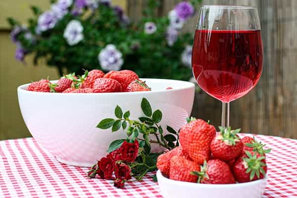 vino rosado fresas